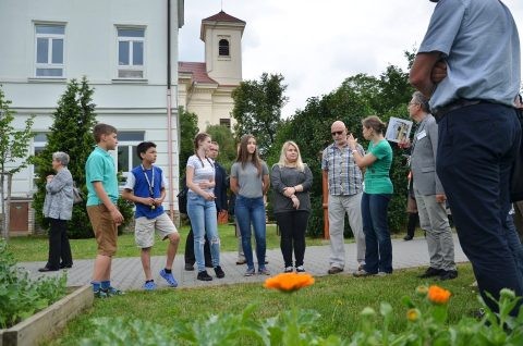 https://www.slavkov.cz/wp-content/uploads/2017/01/Žáci-ZŠ-Komenského-přivítali-komisaře-v-anličtině-a-ukázali-jim-svou-interaktivní-zahradu.jpg