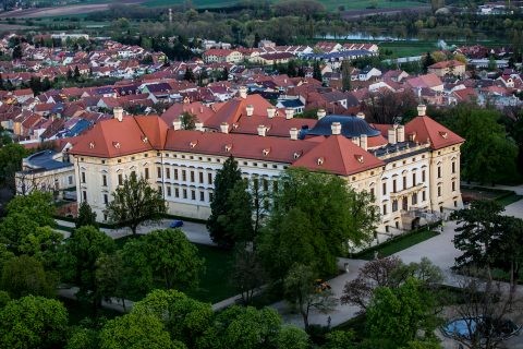 Zámek Slavkov patří mezi největší barokní památky na Moravě