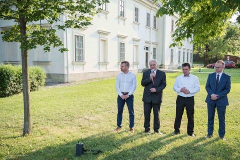 https://www.slavkov.cz/wp-content/uploads/2017/06/2_Setkání-u-stromu-smíření-2.jpg