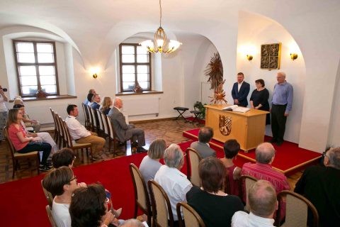 https://www.slavkov.cz/wp-content/uploads/2017/06/3_Přijetí-delegací-na-radnici-a-uložení-předmětů-do-schránky-přátelství-1.jpg