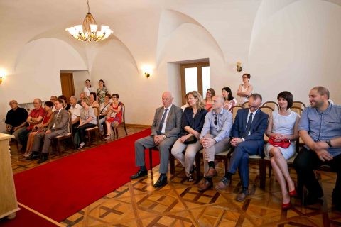 https://www.slavkov.cz/wp-content/uploads/2017/06/3_Přijetí-delegací-na-radnici-a-uložení-předmětů-do-schránky-přátelství-2.jpg