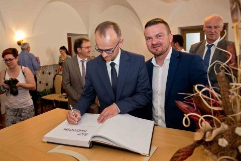 https://www.slavkov.cz/wp-content/uploads/2017/06/3_Přijetí-delegací-na-radnici-a-uložení-předmětů-do-schránky-přátelství-3.jpg