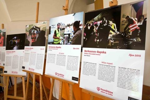 https://www.slavkov.cz/wp-content/uploads/2017/06/3_Vernisáž-výstavy-fotografií-Pomáháme-lidem-na-útěku-a-beseda-s-dobrovolníky-v-utečeneckých-táborech-4.jpg