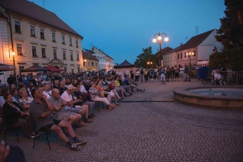 https://www.slavkov.cz/wp-content/uploads/2017/06/3_večerní-koncert-se-světelnou-show-2.jpg
