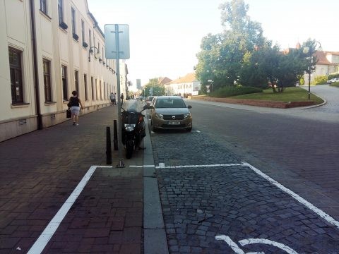 https://www.slavkov.cz/wp-content/uploads/2017/08/parkovani-pred-postou.jpg