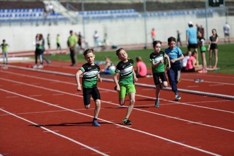 https://www.slavkov.cz/wp-content/uploads/2018/04/otevření-stadionu_atleticke-zavody-16.jpg