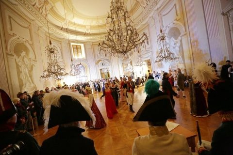 https://www.slavkov.cz/wp-content/uploads/2019/12/A_patek_emipirovy-ples-13.jpg